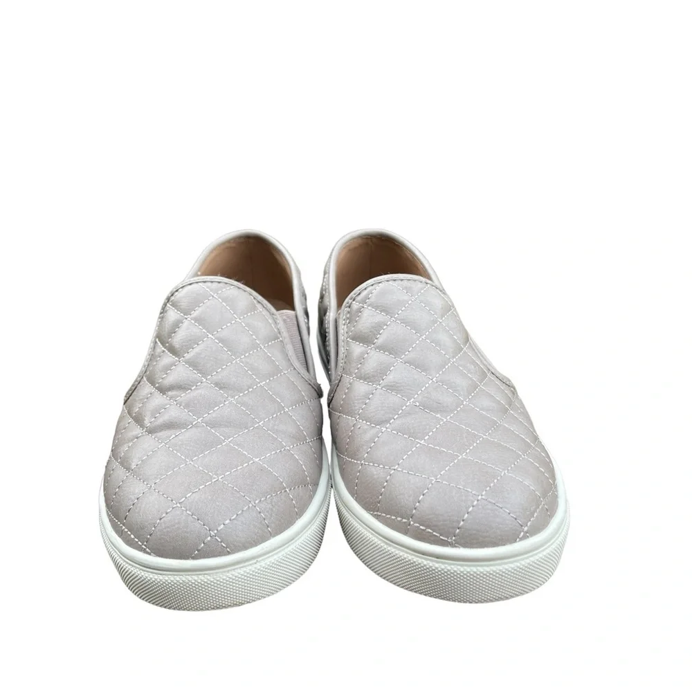 Steve Madden Ecentrcq Quilted Silver Slip On Loafer Size: 8.5